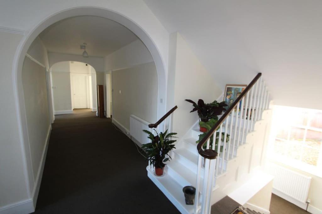 Perfect For Large Family & Friends, Free Parking, Games Villa Reading Bagian luar foto