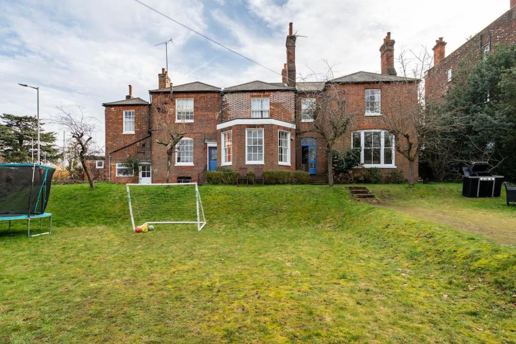 Perfect For Large Family & Friends, Free Parking, Games Villa Reading Bagian luar foto
