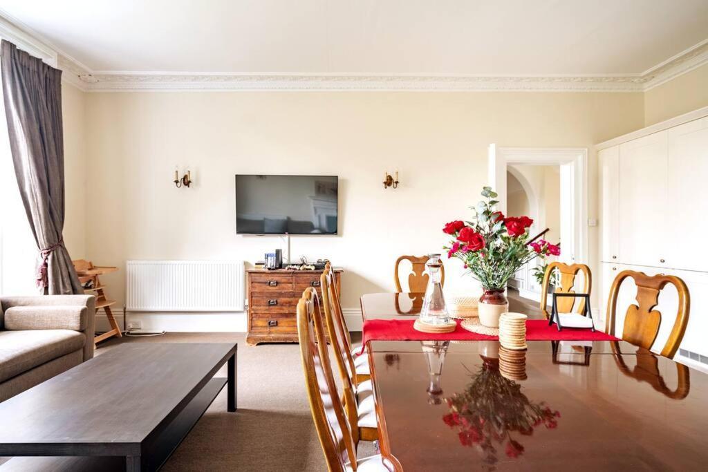 Perfect For Large Family & Friends, Free Parking, Games Villa Reading Bagian luar foto